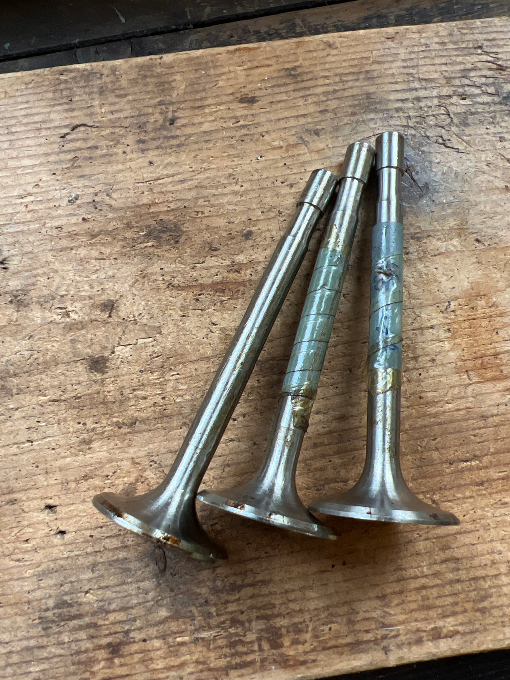 Triumph Triple Trident T150 Mk 1 exhaust valves (3) E6423