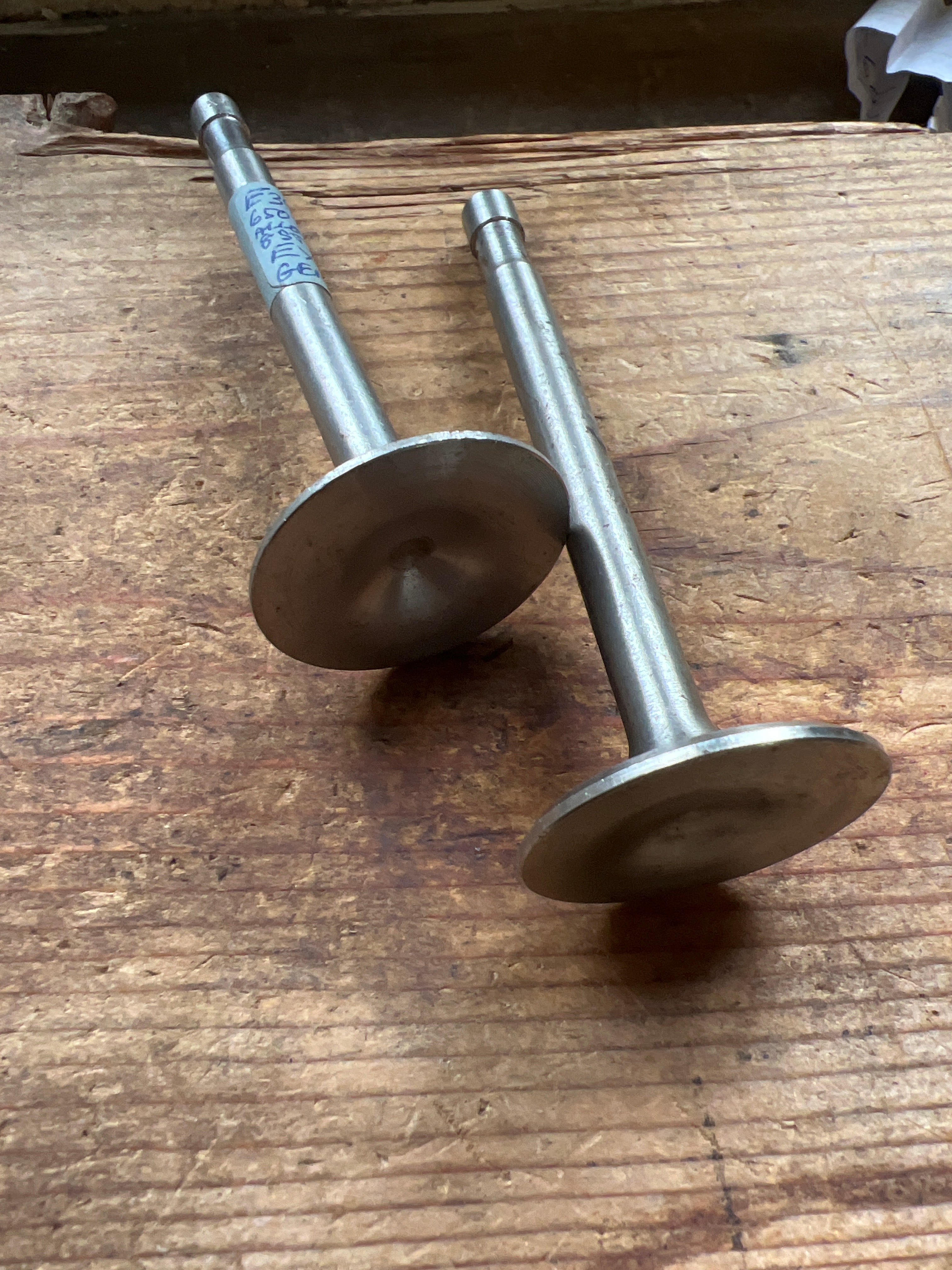 Triumph T110 T120 TR6 exhaust valves V138 E3927