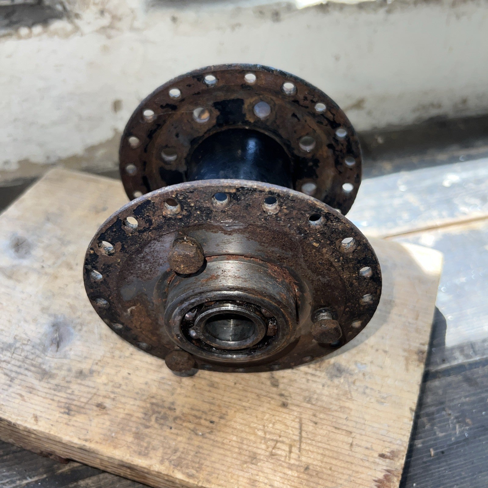 Triumph 350/500 Twins Unit, Bolt On Rear Spool Hub With Bearings