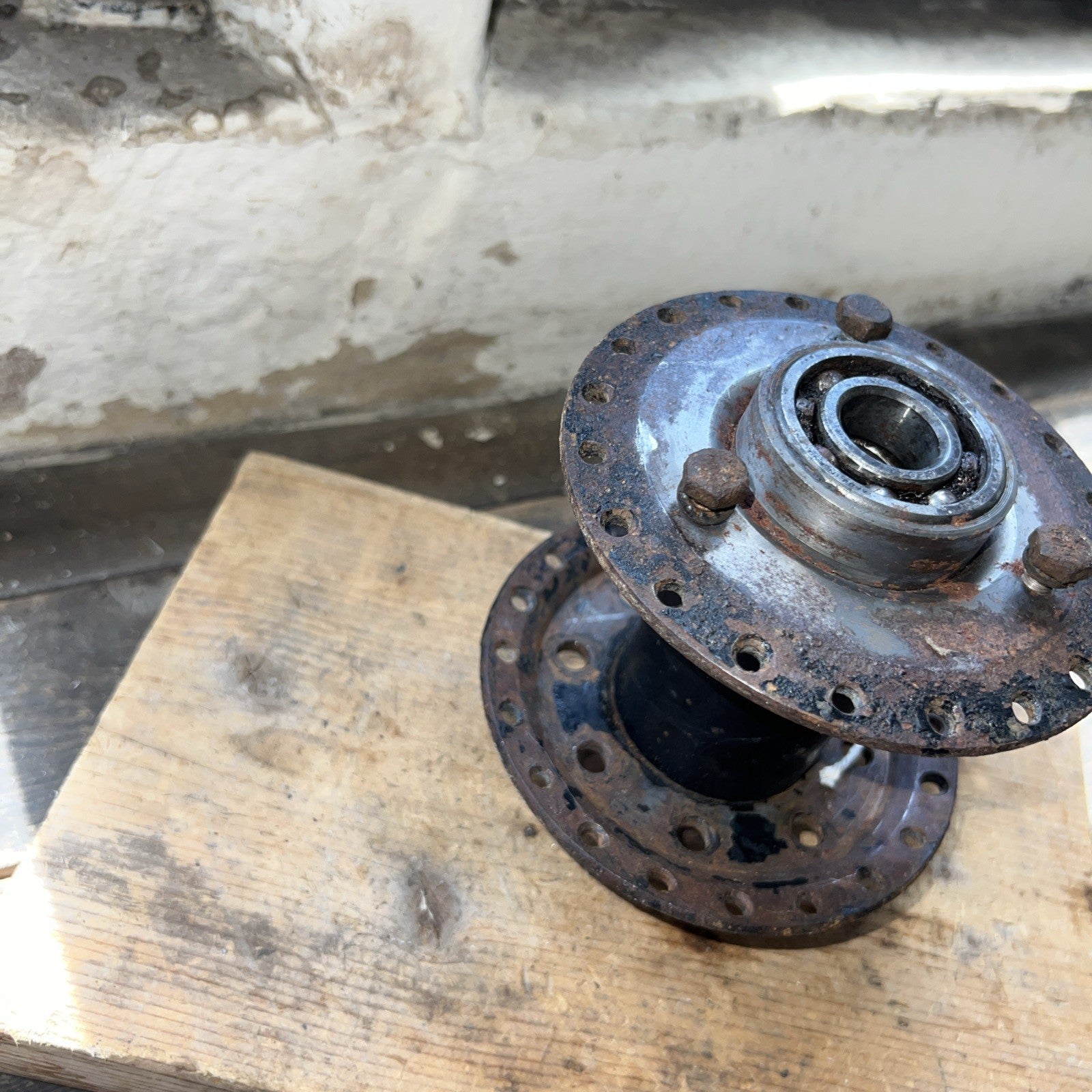 Triumph 350/500 Twins Unit, Bolt On Rear Spool Hub With Bearings