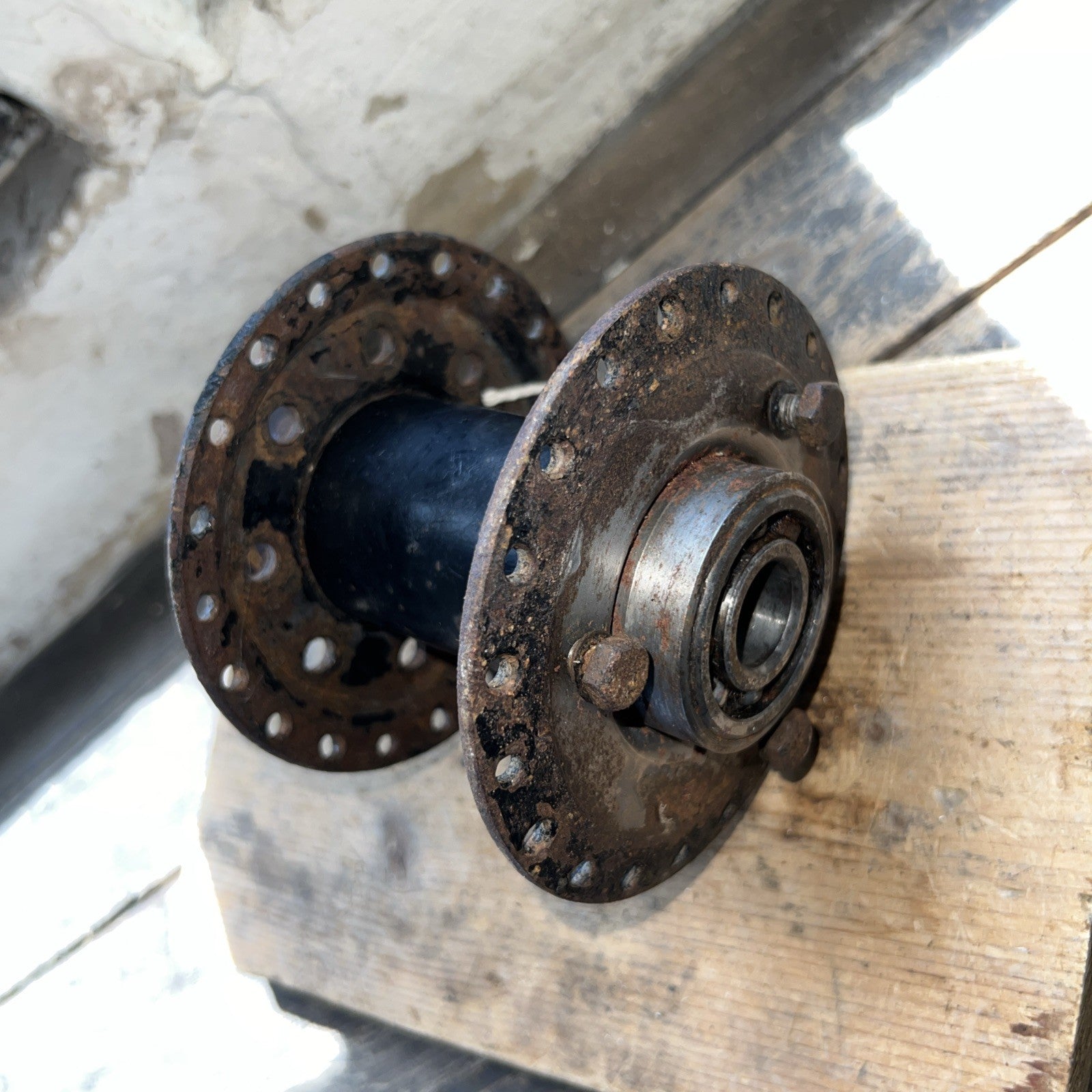 Triumph 350/500 Twins Unit, Bolt On Rear Spool Hub With Bearings