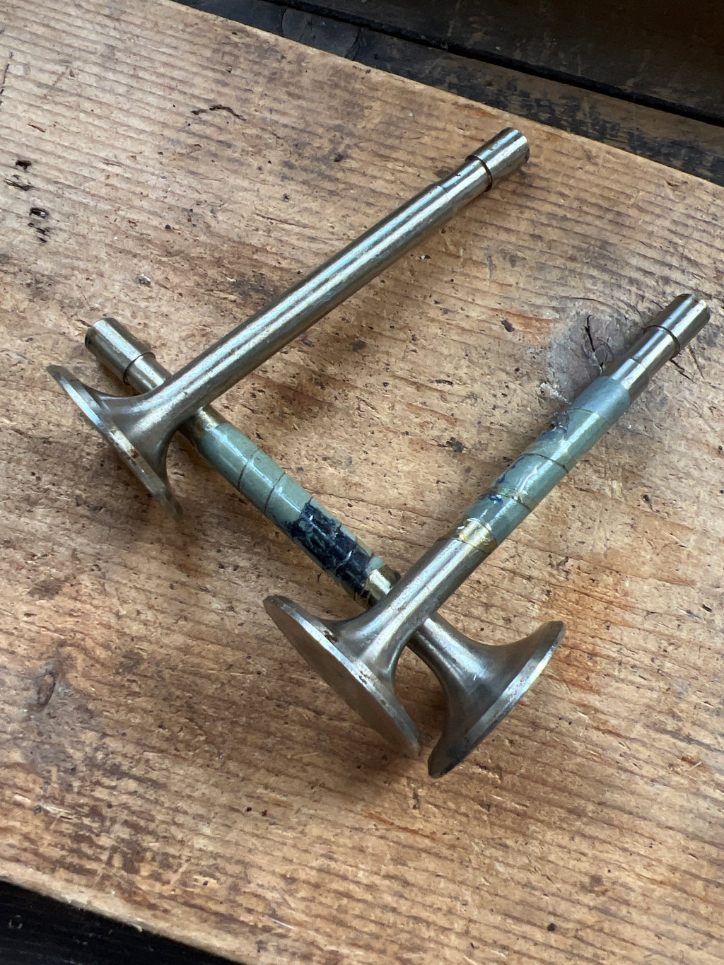 Triumph Triple Trident T150 Mk 1 exhaust valves (3) E6423