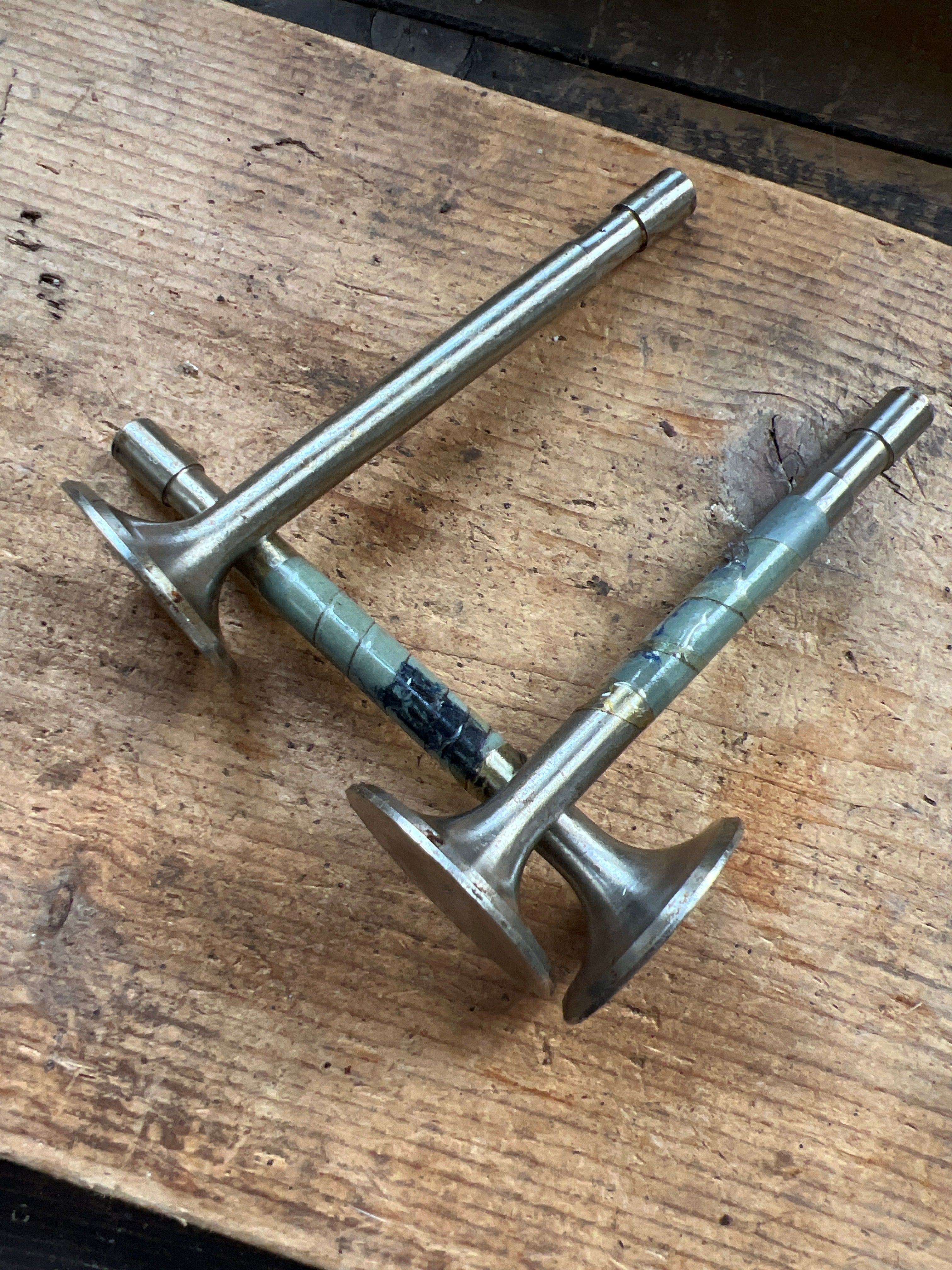 Triumph Triple Trident T150 Mk 1 exhaust valves (3) E6423