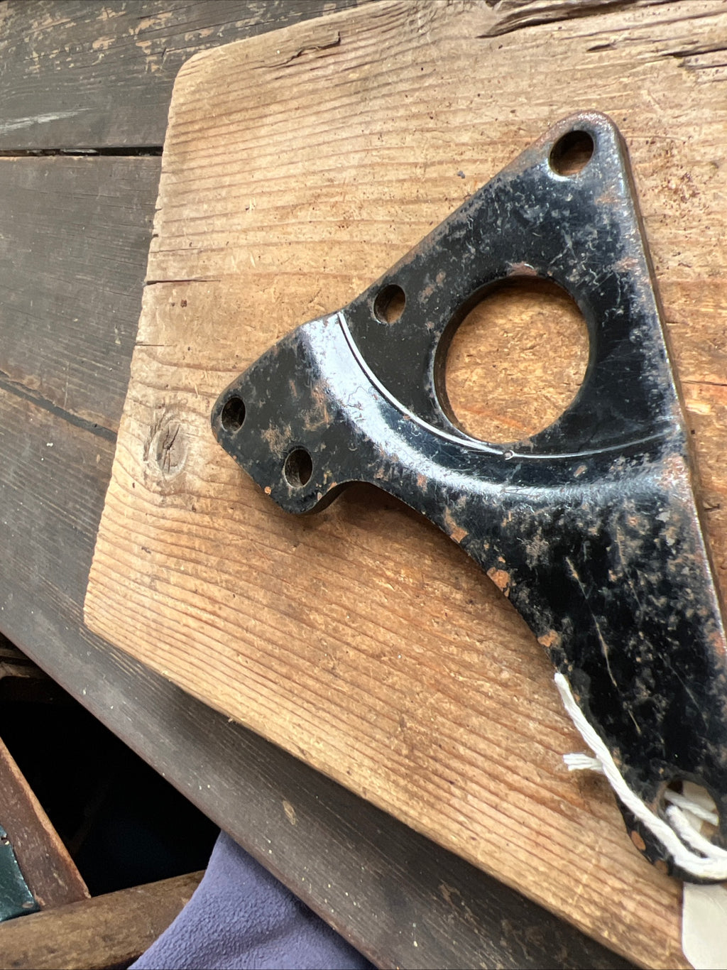 Triumph F13024 TR7 T120 OIF right hand rear engine plate NOS