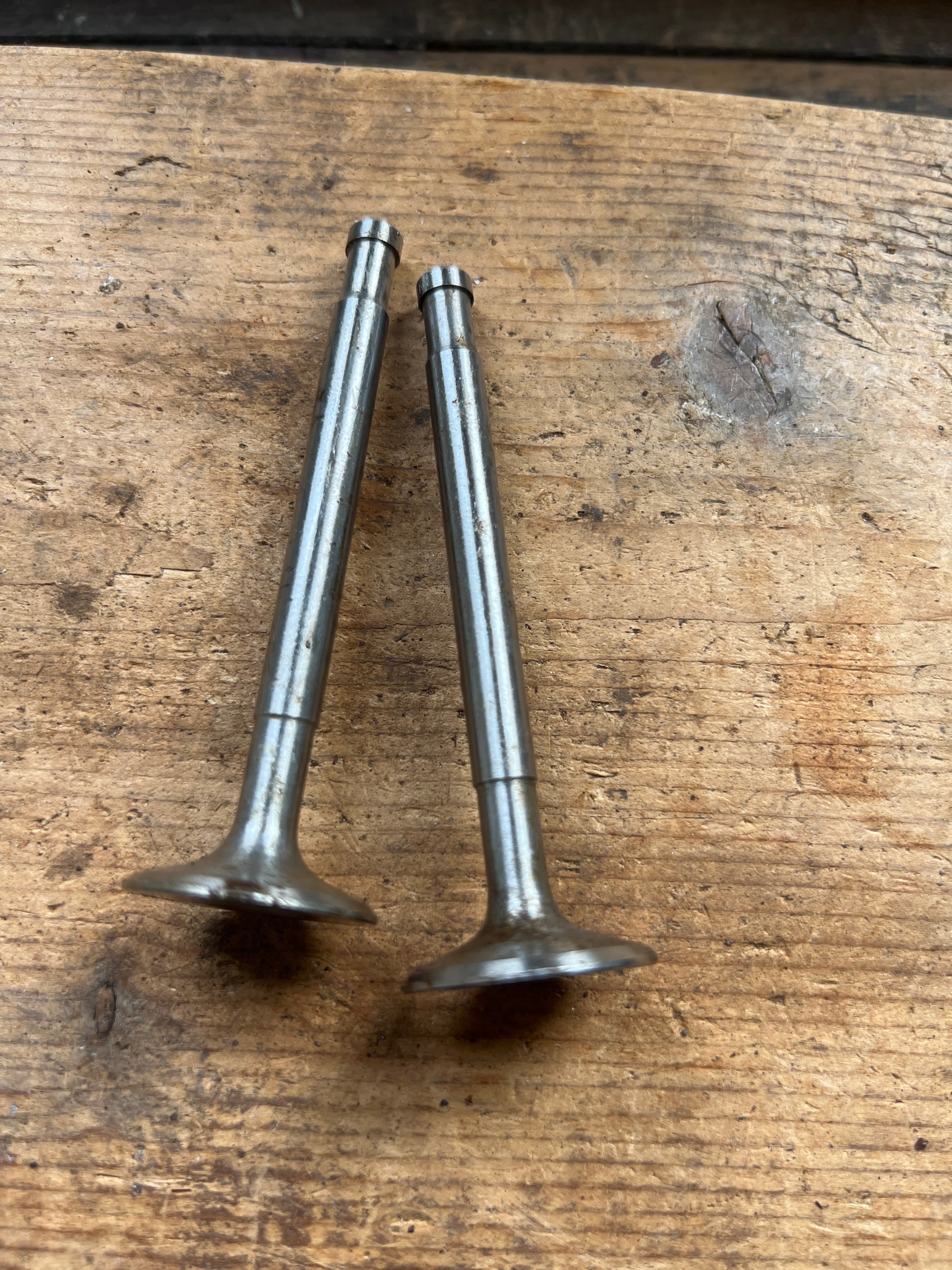 Triumph TRW 500cc Twin side valves EX W/D Inlet valves