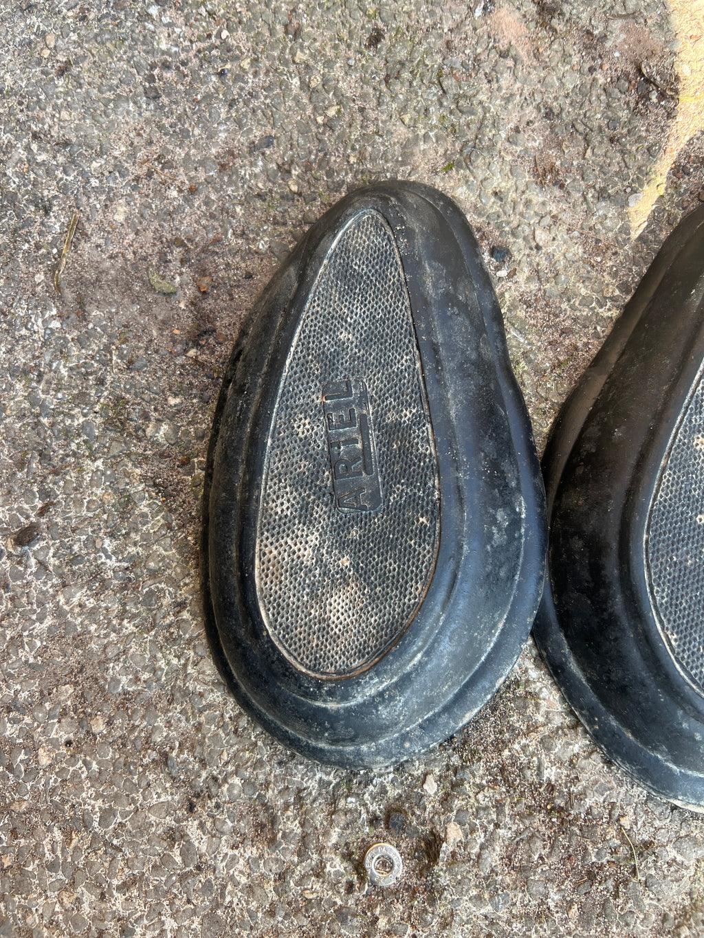 Ariel singles and twins petrol tank knee rubbers