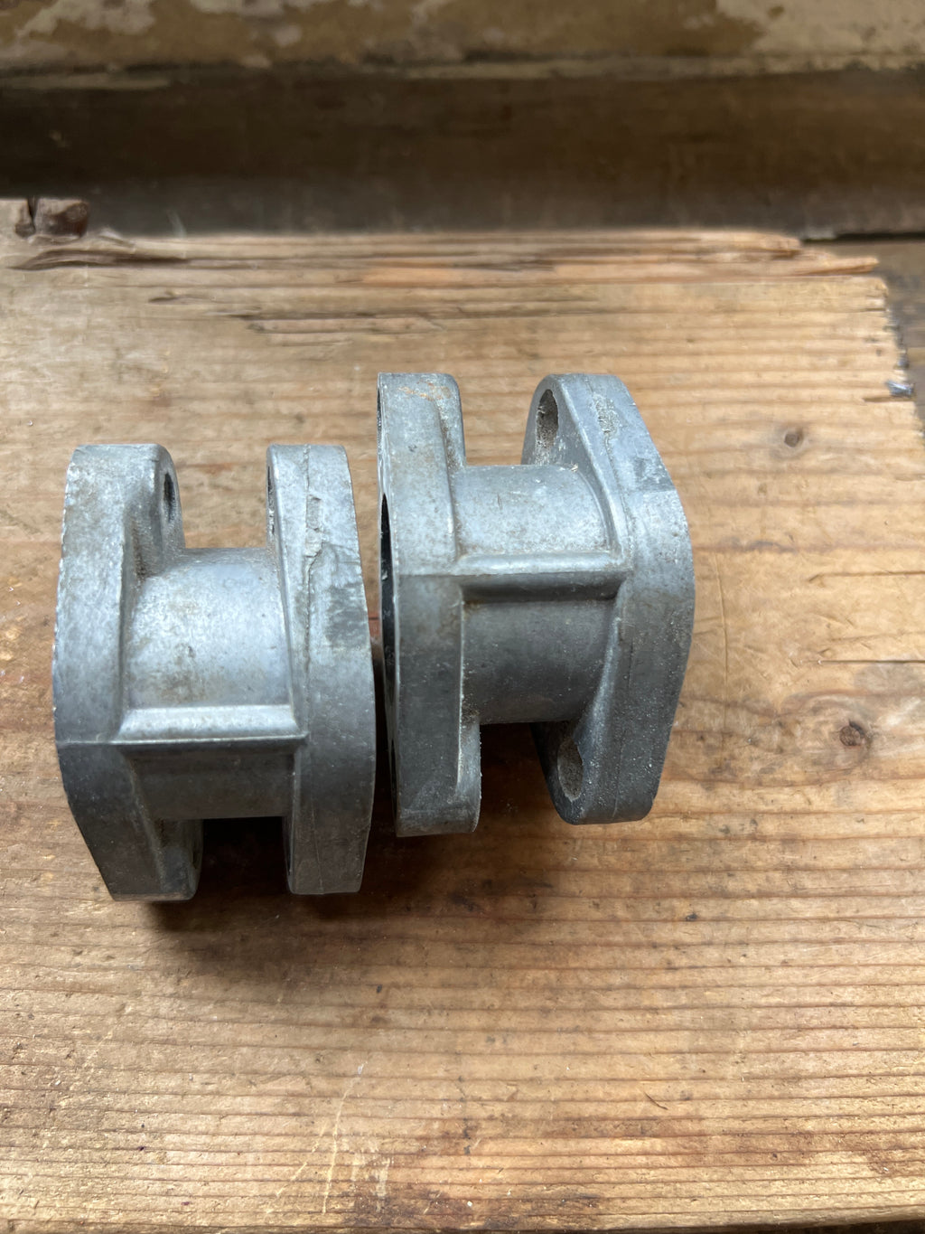 Triumph unit Twins bolt on angled inlet stubs NOS