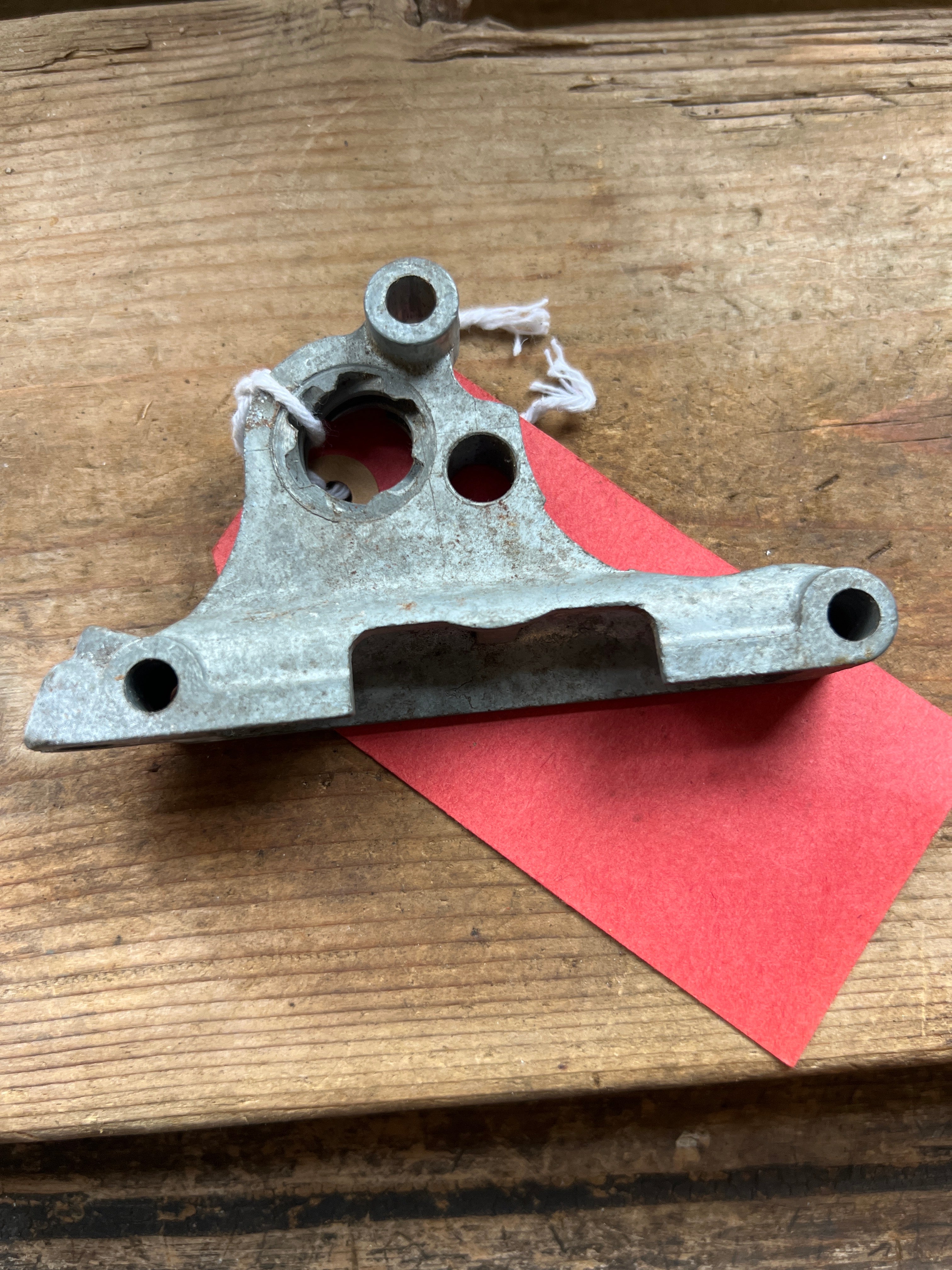 Triumph T1385 3TA 5TA T100A gearbox outer cover return spring housing NOS