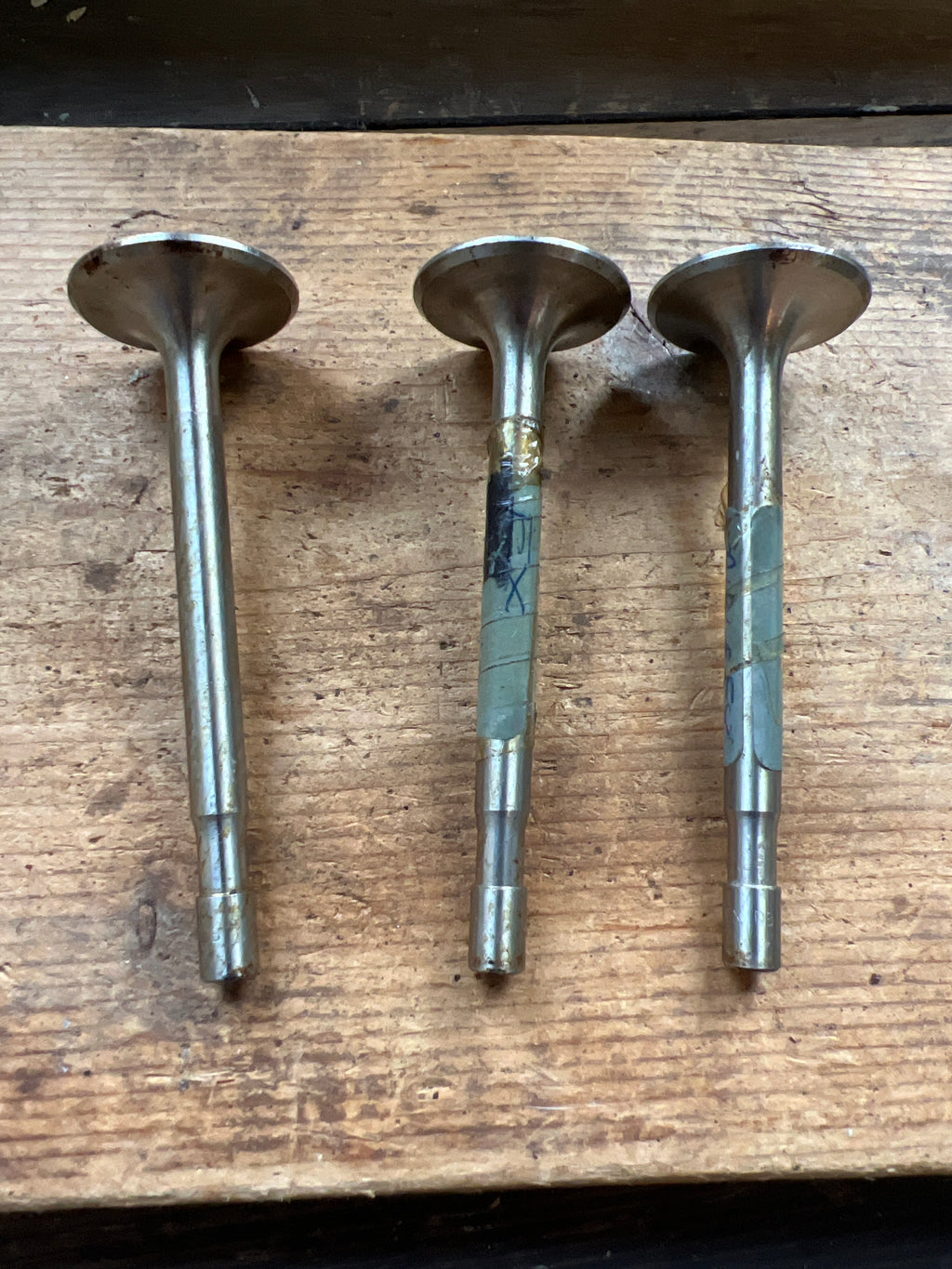 Triumph Triple Trident T150 Mk 1 exhaust valves (3) E6423