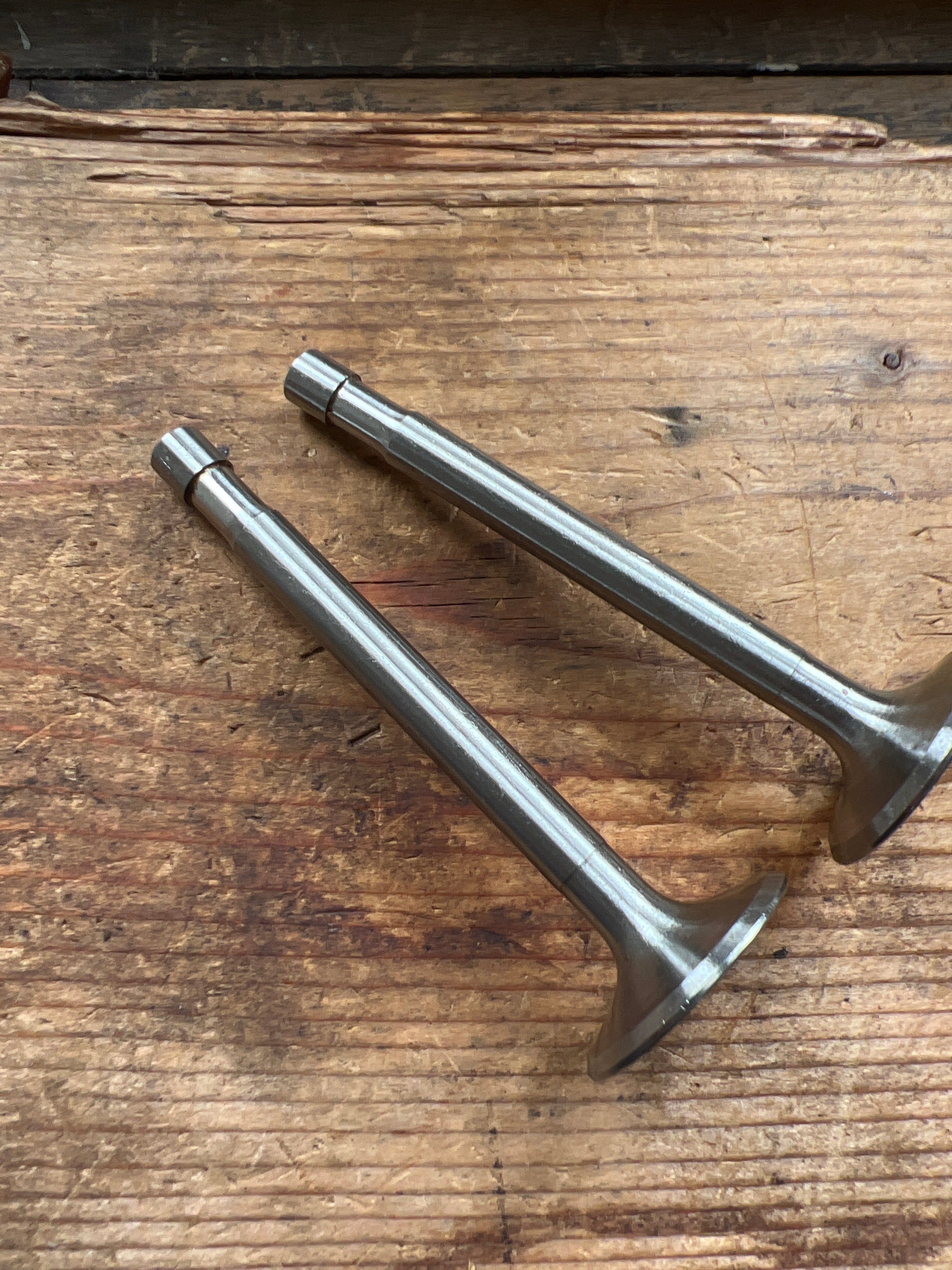Triumph 350cc Twin unit 3TA T21 Tiger 90 pair of Exhaust valves E3739 V136