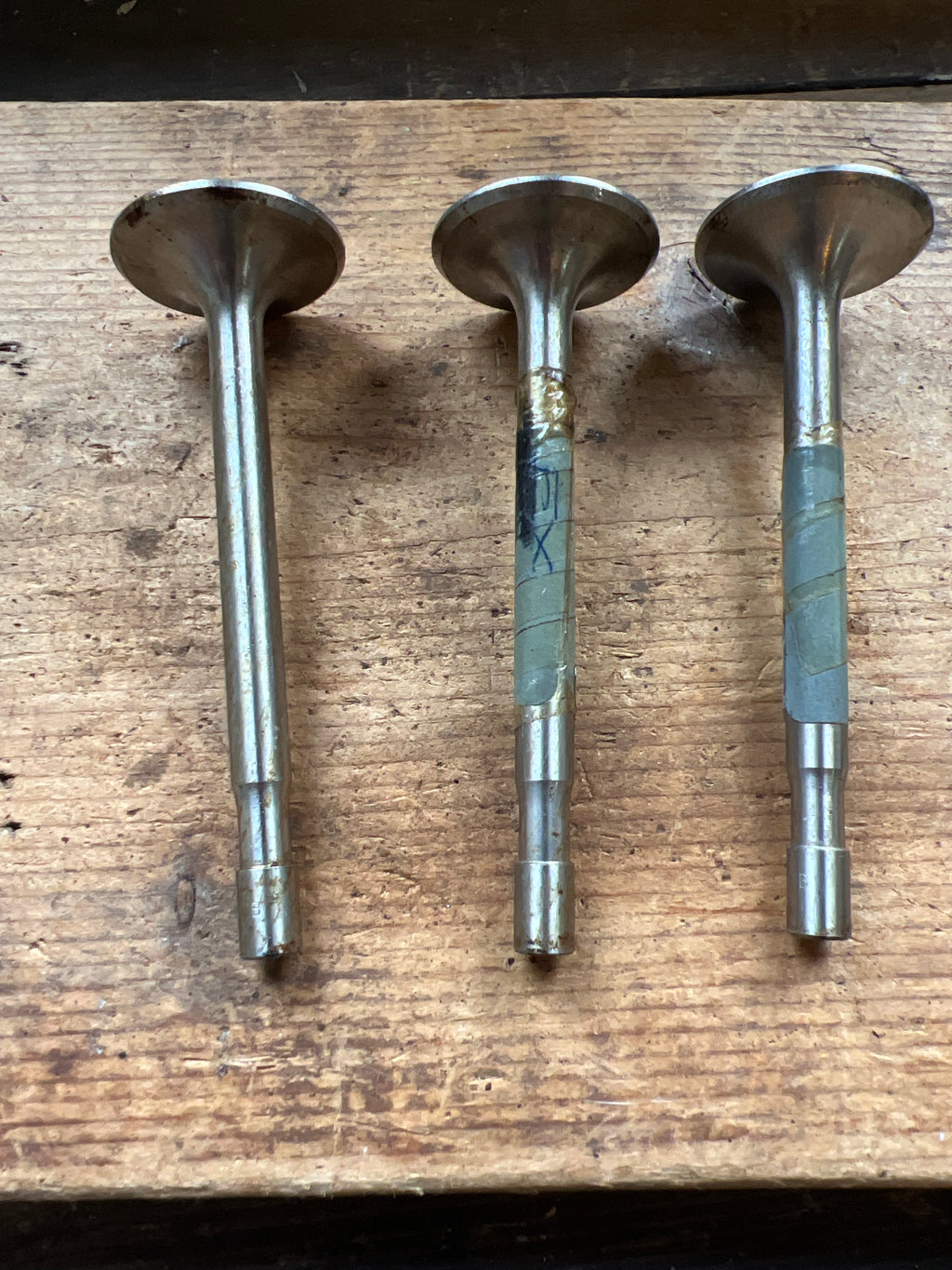 Triumph Triple Trident T150 Mk 1 exhaust valves (3) E6423