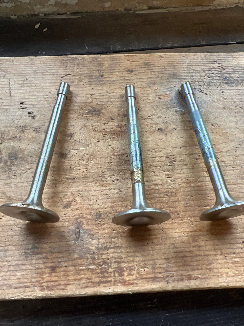Triumph Triple Trident T150 Mk 1 exhaust valves (3) E6423