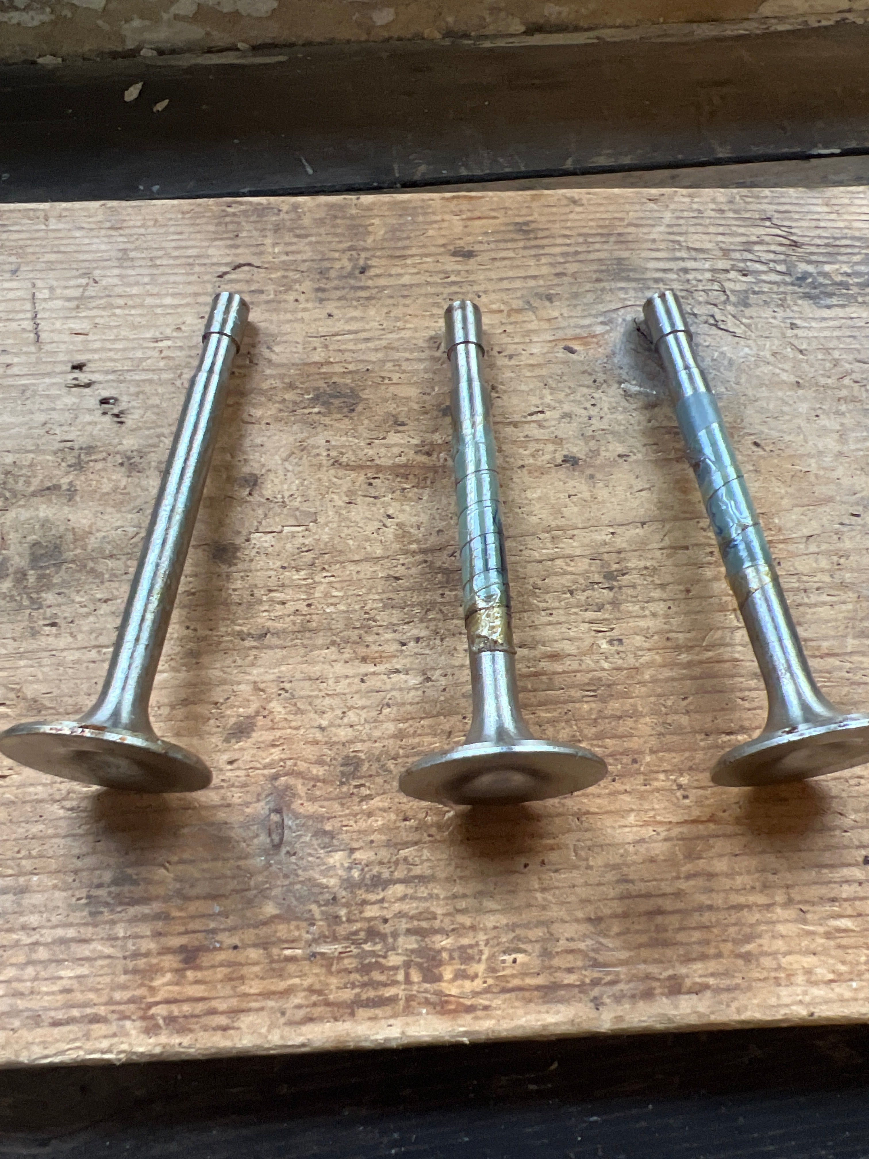 Triumph Triple Trident T150 Mk 1 exhaust valves (3) E6423