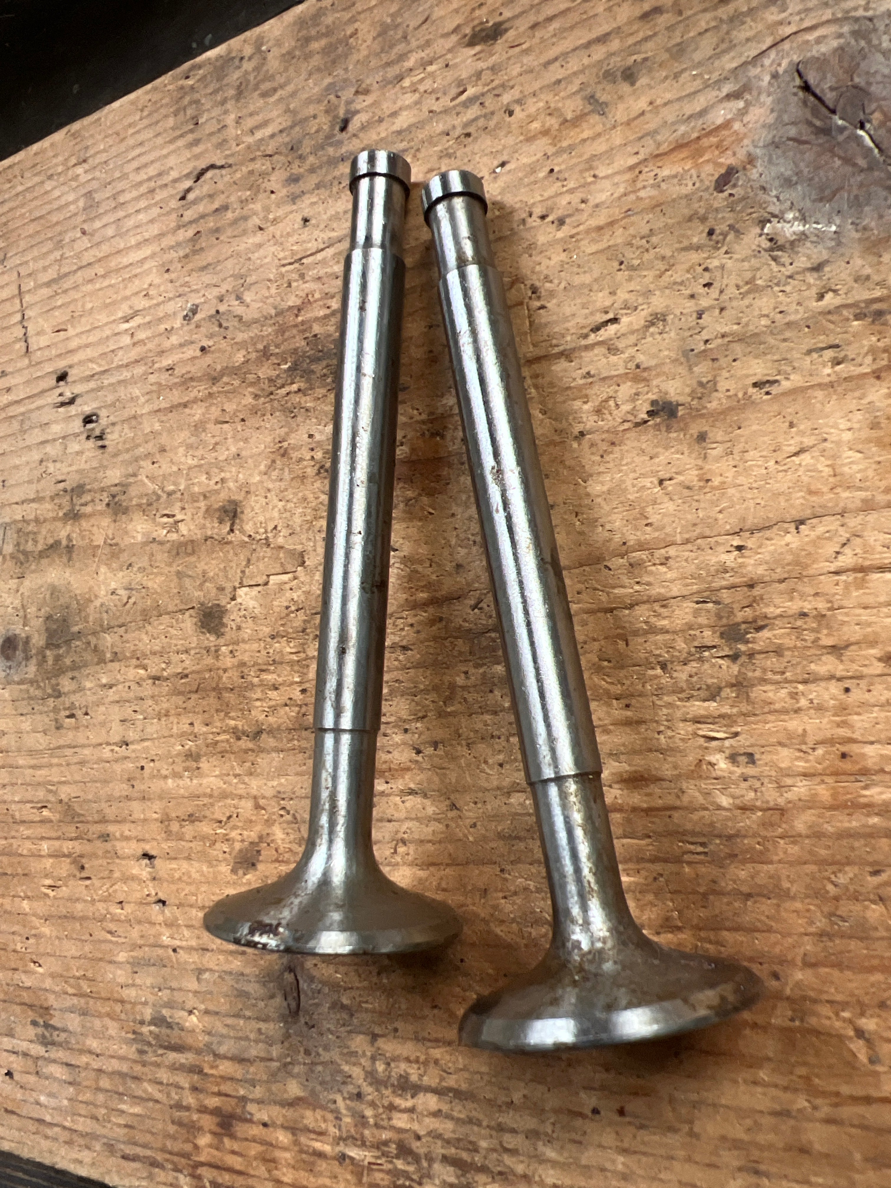 Triumph TRW 500cc Twin side valves EX W/D Inlet valves