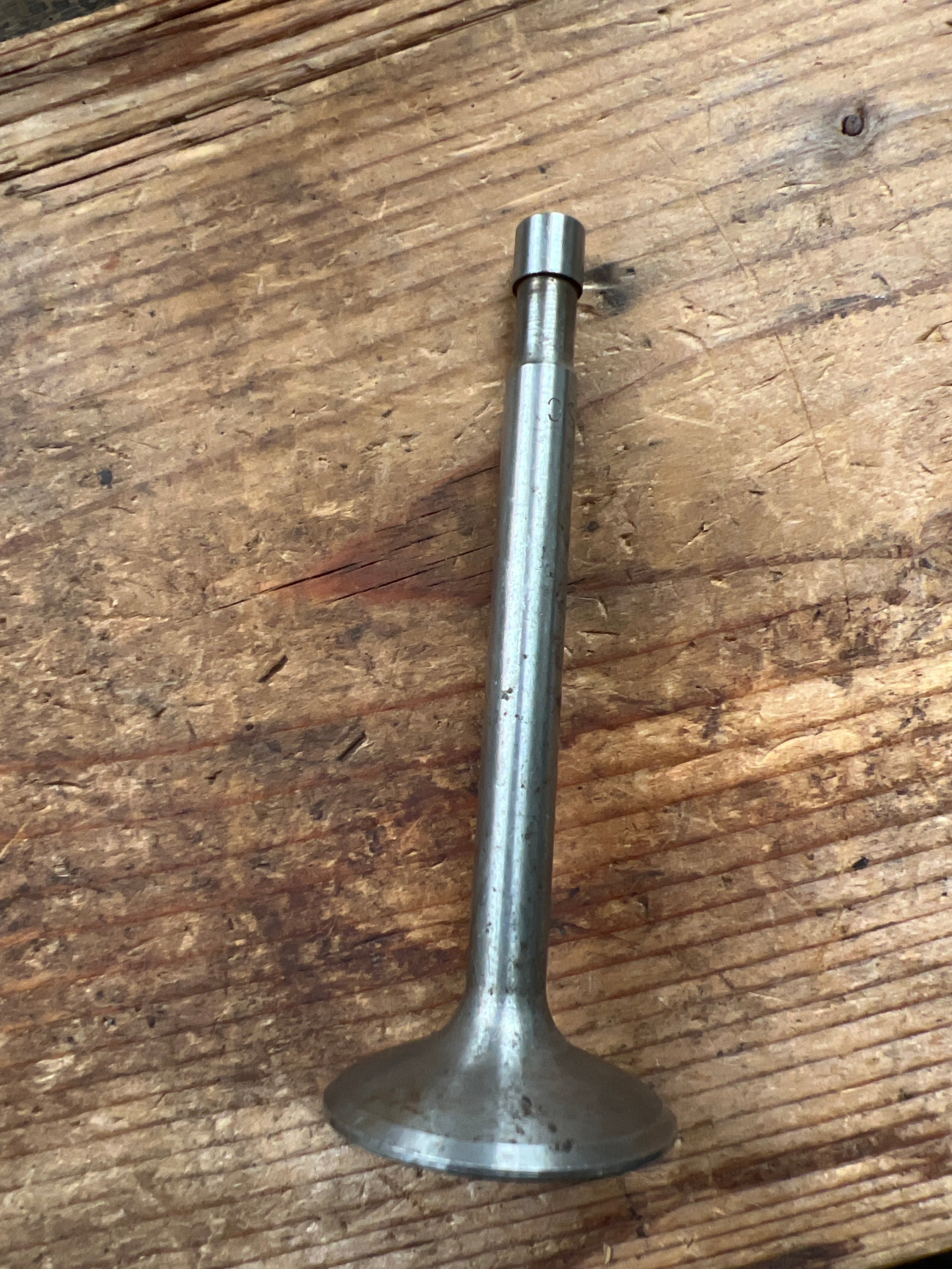 Triumph 3TA T21 Inlet valves E3738 V135 NOS