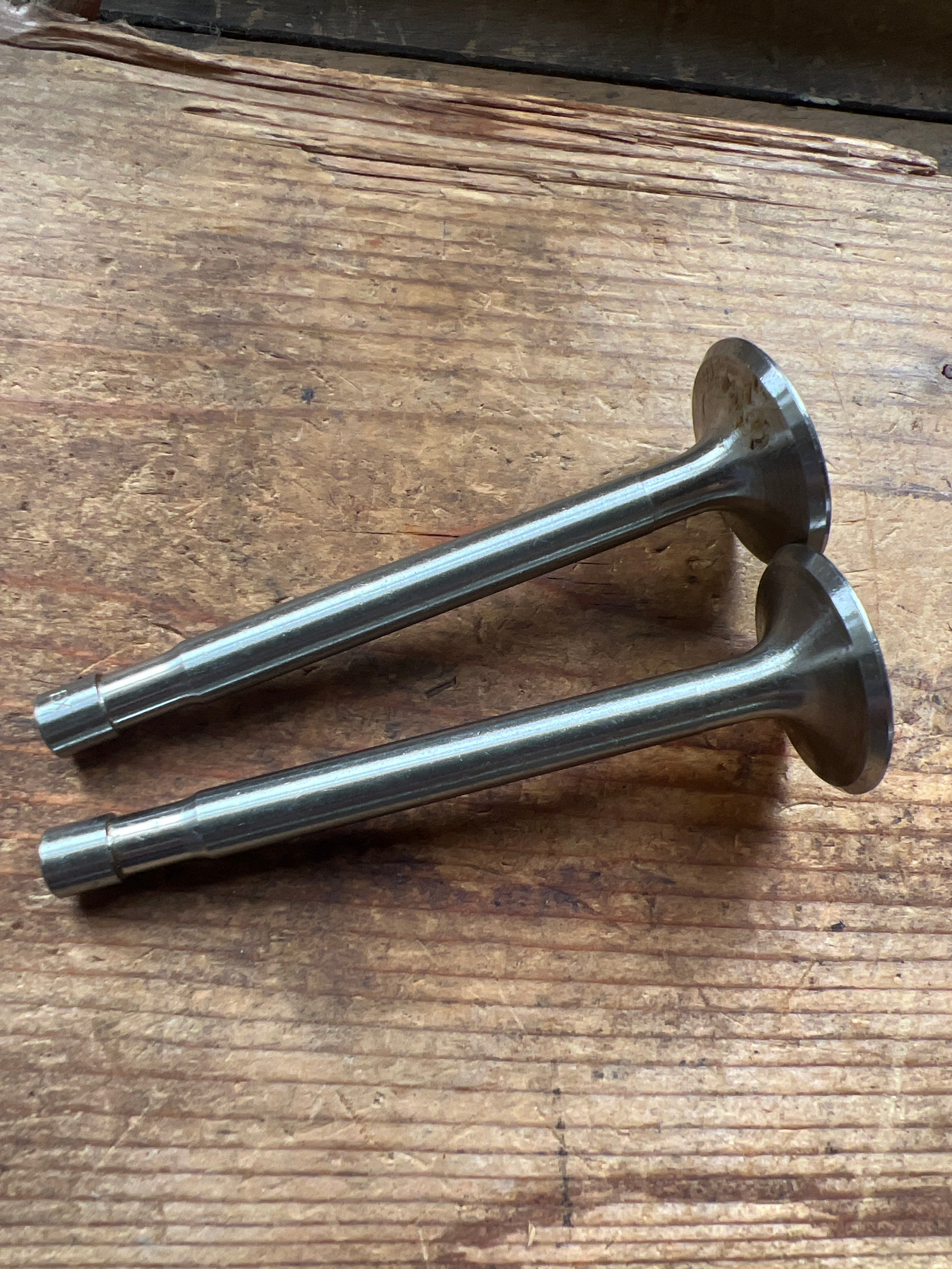 Triumph 350cc Twin unit 3TA T21 Tiger 90 pair of Exhaust valves E3739 V136
