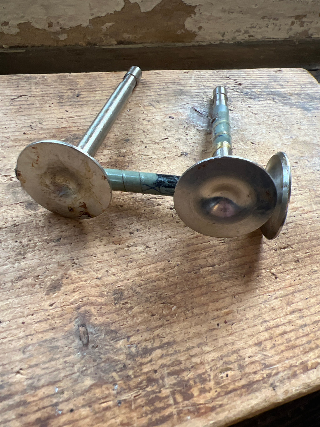 Triumph Triple Trident T150 Mk 1 exhaust valves (3) E6423