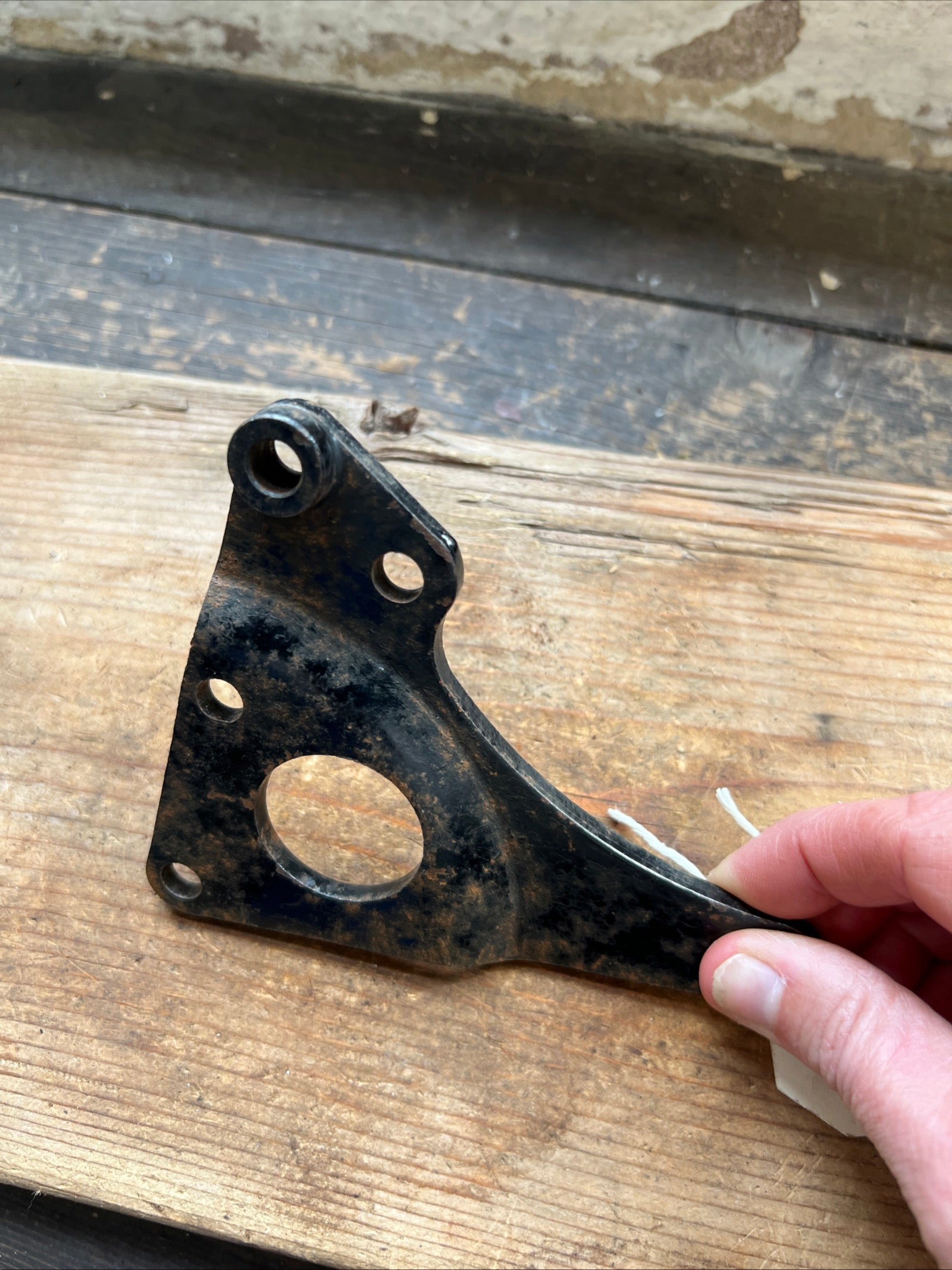 Triumph F13024 TR7 T120 OIF right hand rear engine plate NOS