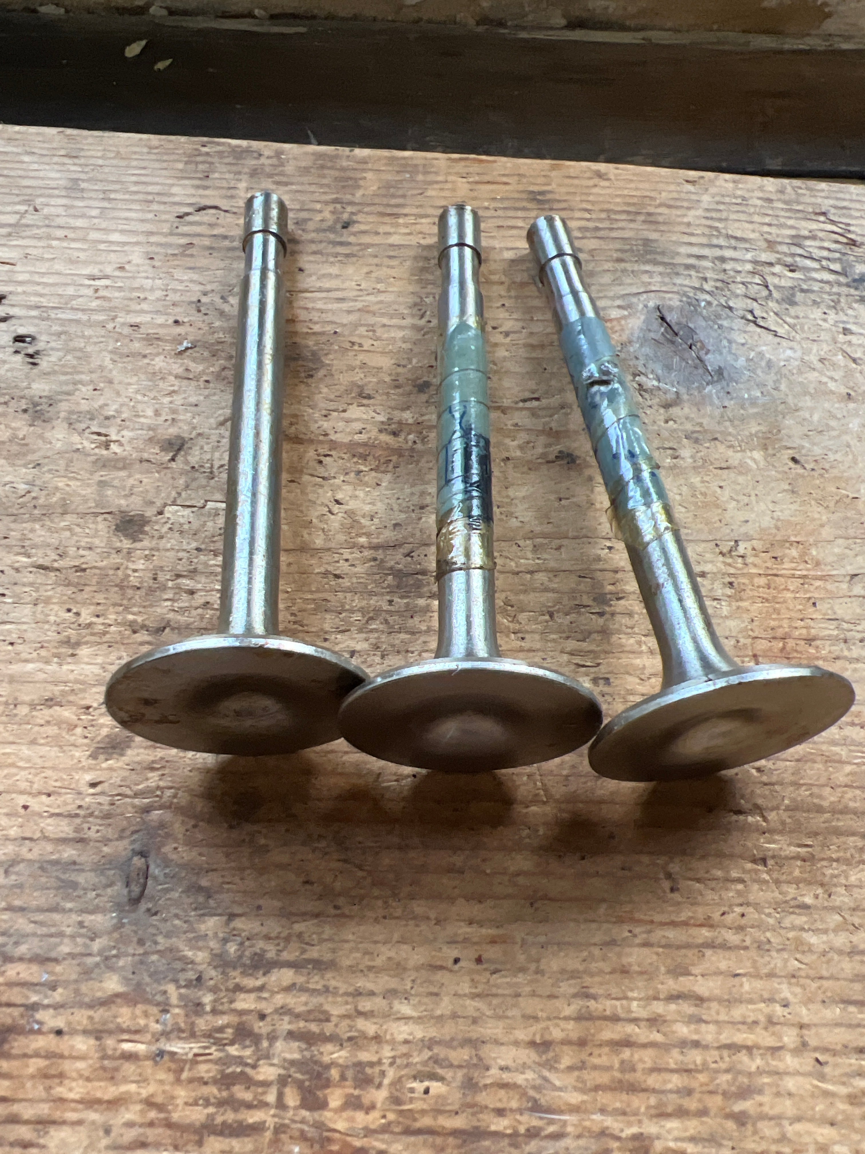 Triumph Triple Trident T150 Mk 1 exhaust valves (3) E6423