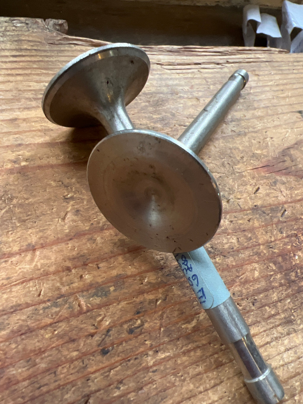 Triumph T110 T120 TR6 exhaust valves V138 E3927