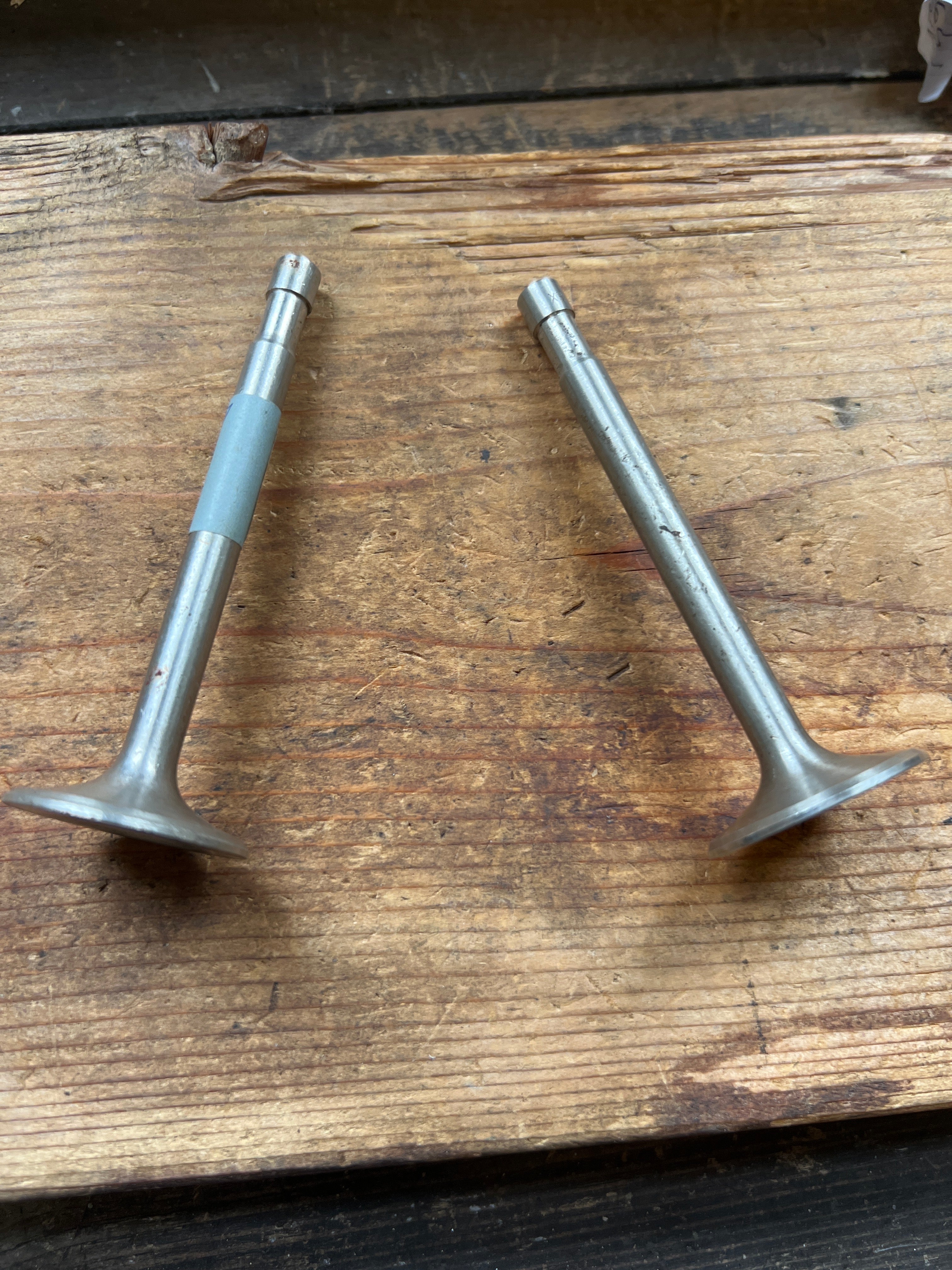 Triumph T110 T120 TR6 exhaust valves V138 E3927