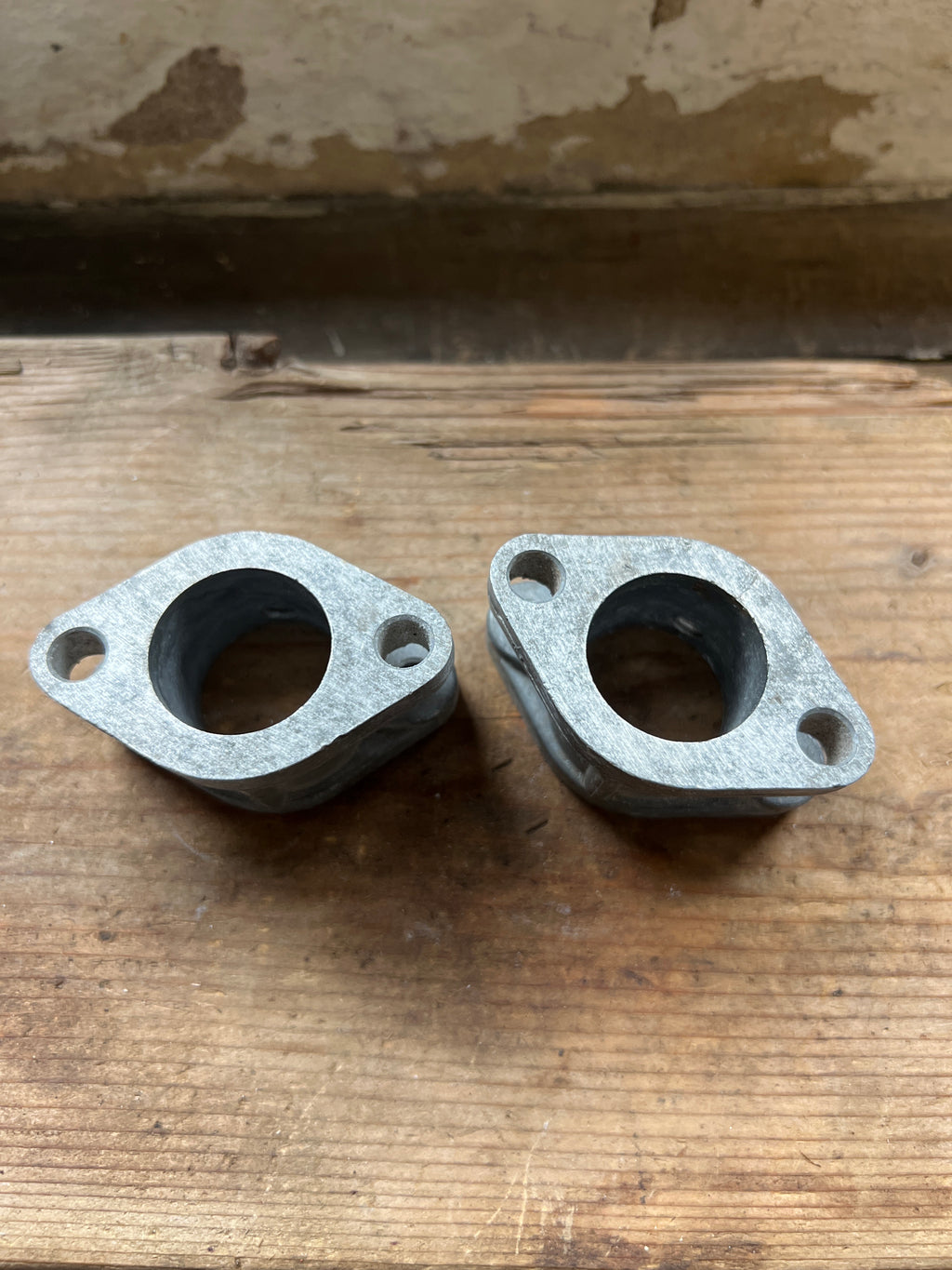 Triumph unit Twins bolt on angled inlet stubs NOS
