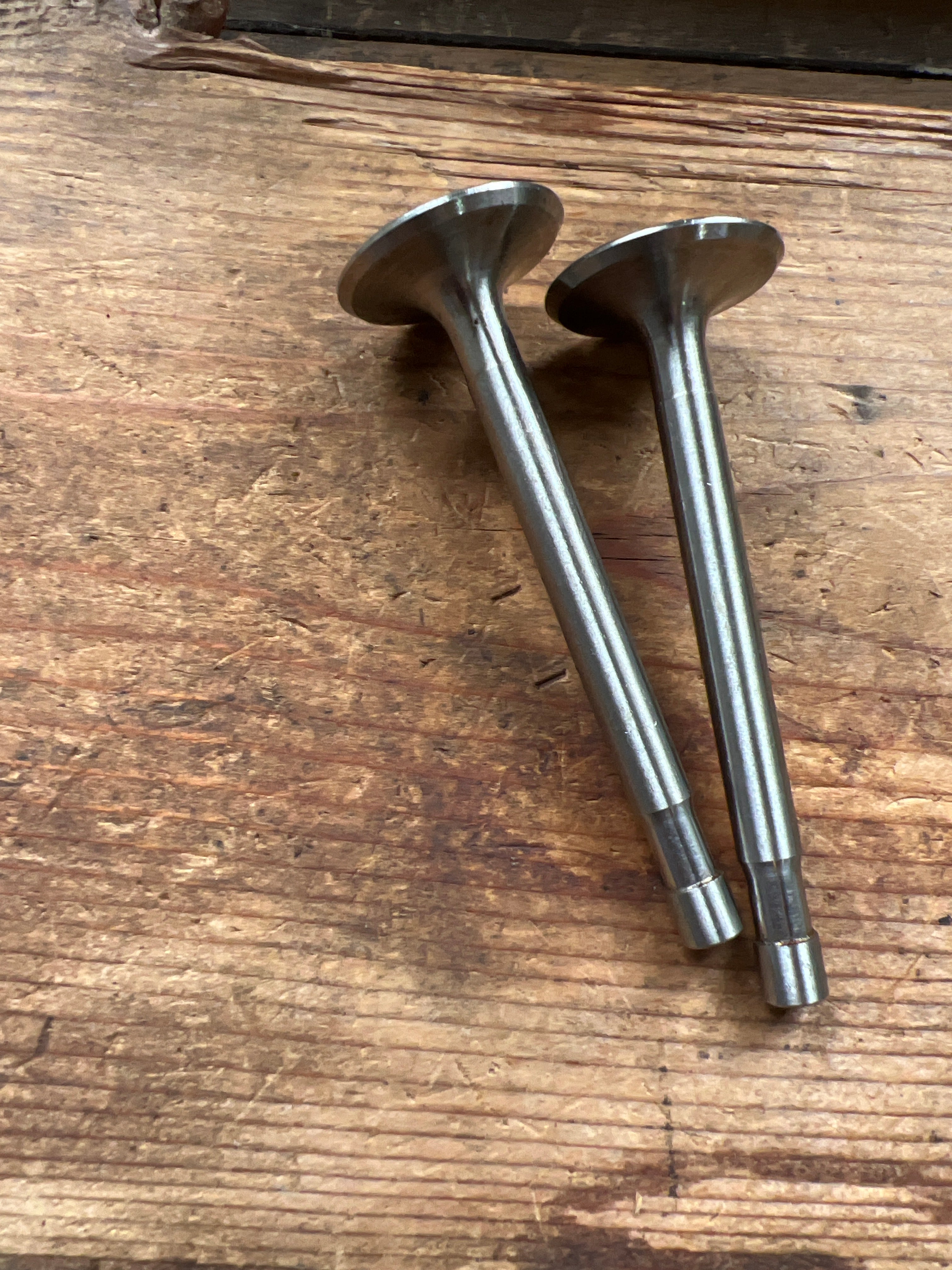 Triumph 350cc Twin unit 3TA T21 Tiger 90 pair of Exhaust valves E3739 V136