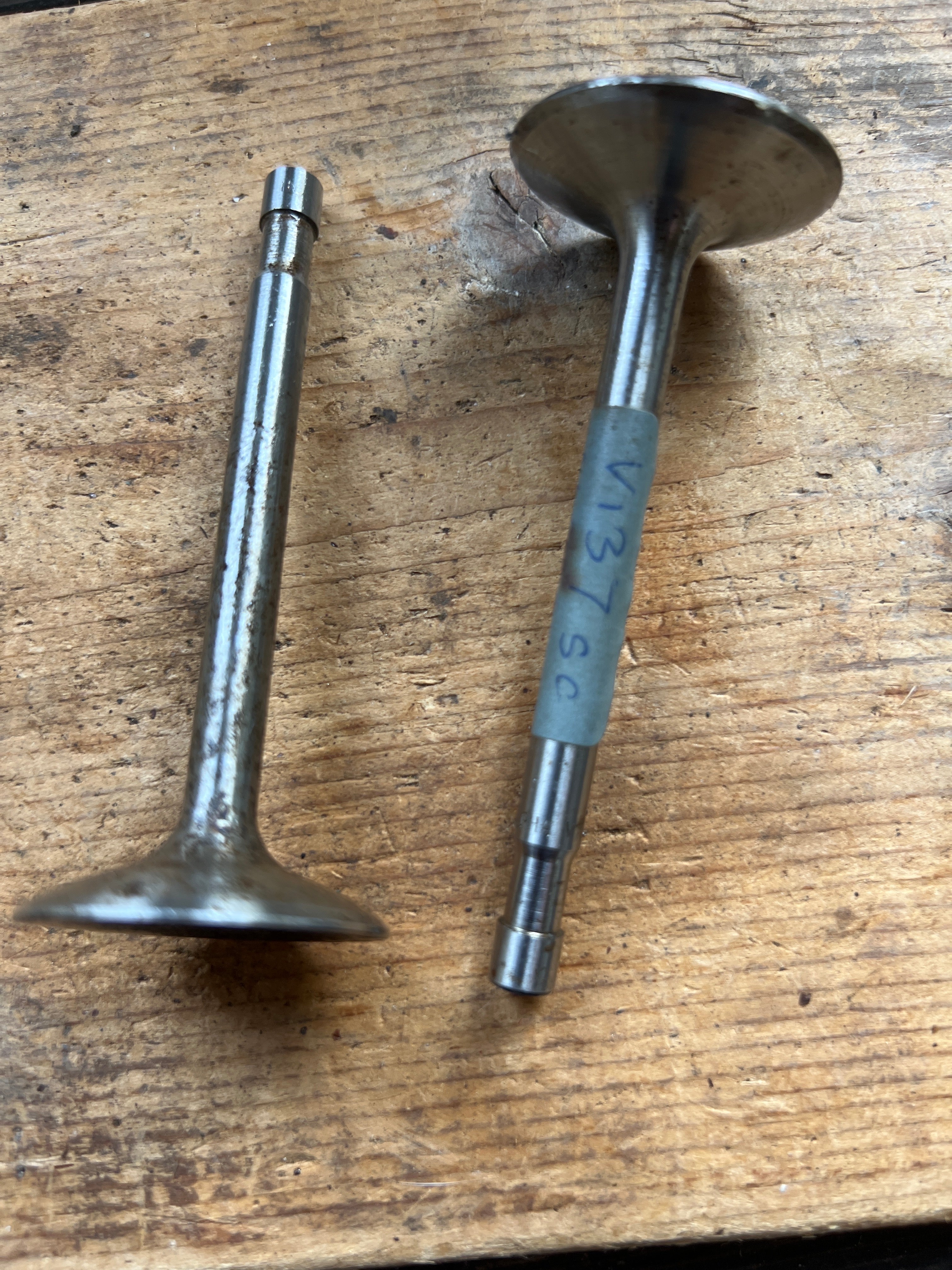 Triumph 650 Twin TR6, T110 T120 early Inlet valves 1958-62 V137 E3310