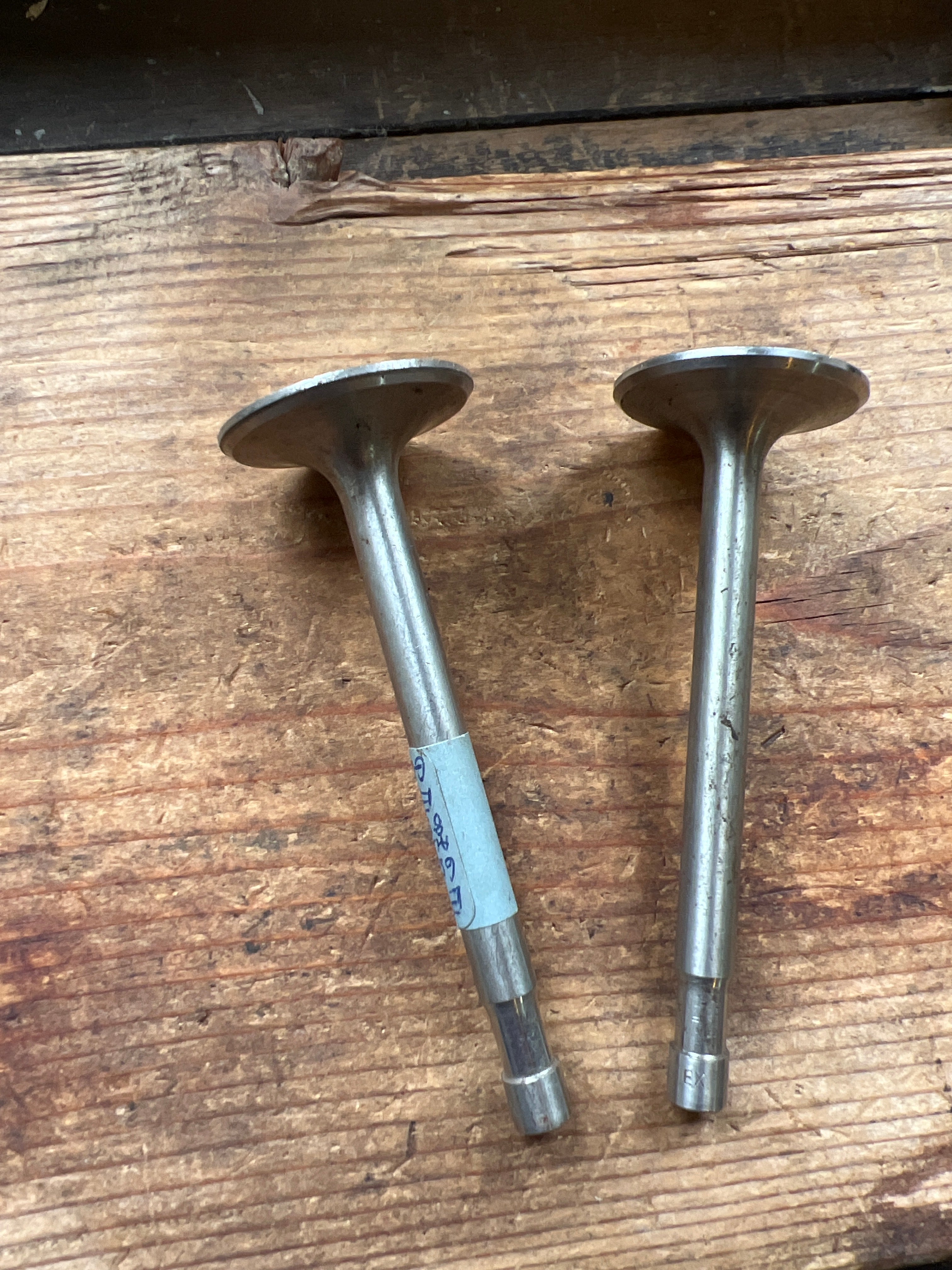 Triumph T110 T120 TR6 exhaust valves V138 E3927