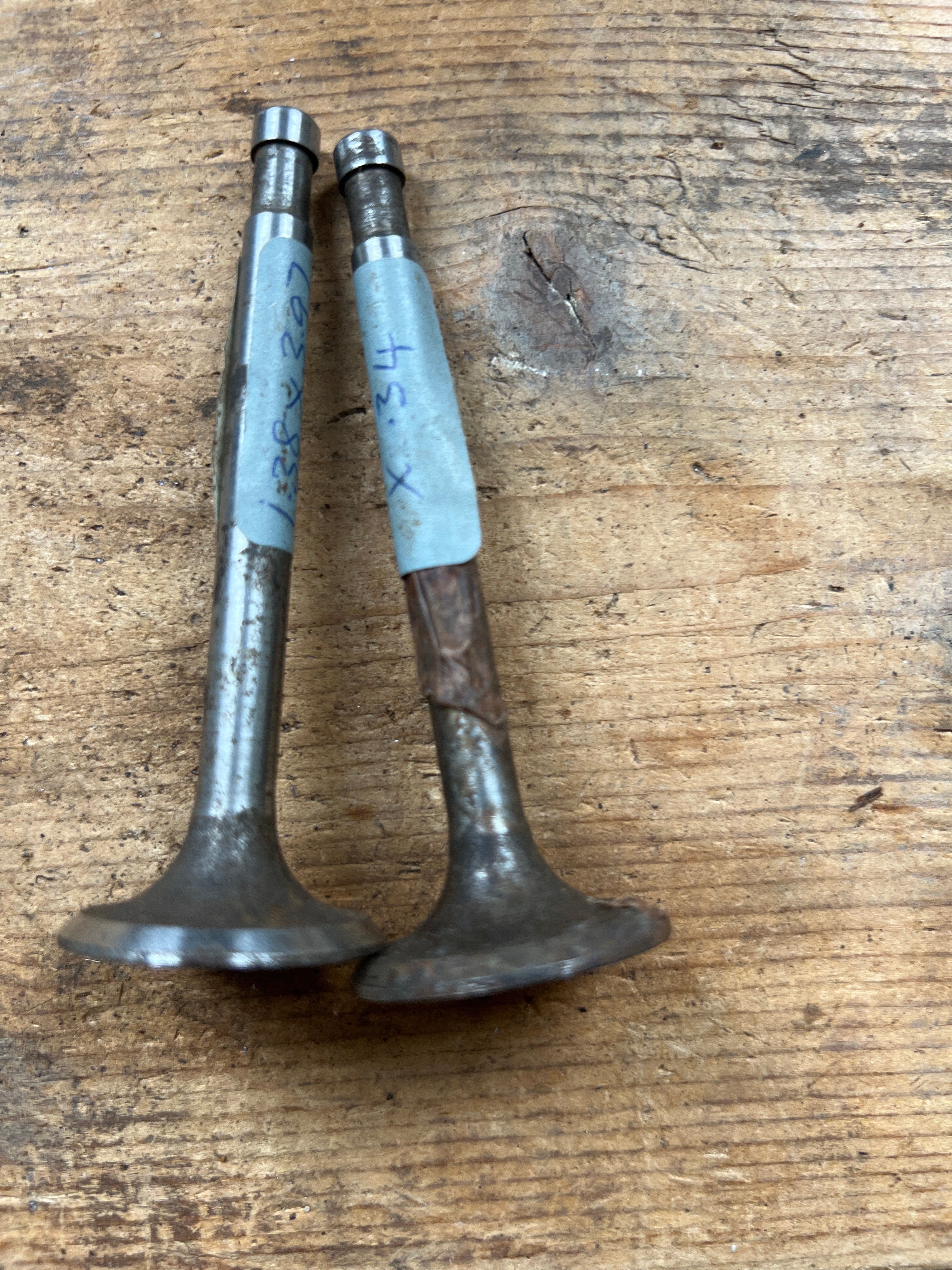 Royal Enfield 500,700cc Twins exhaust valves V164
