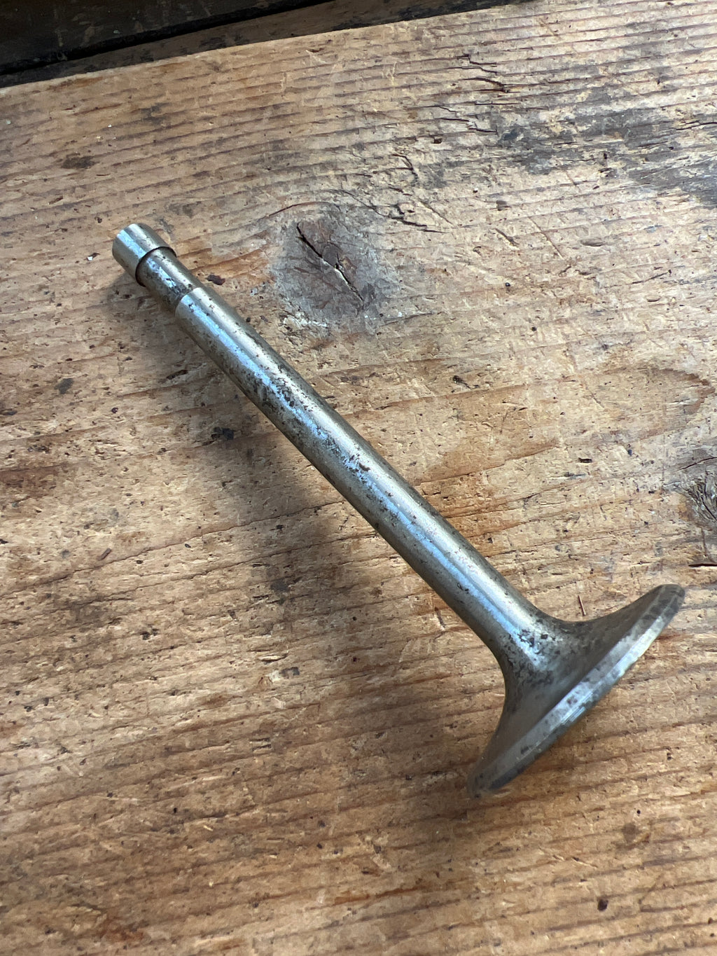 Triumph T120 T140 exhaust valve V24 E2904