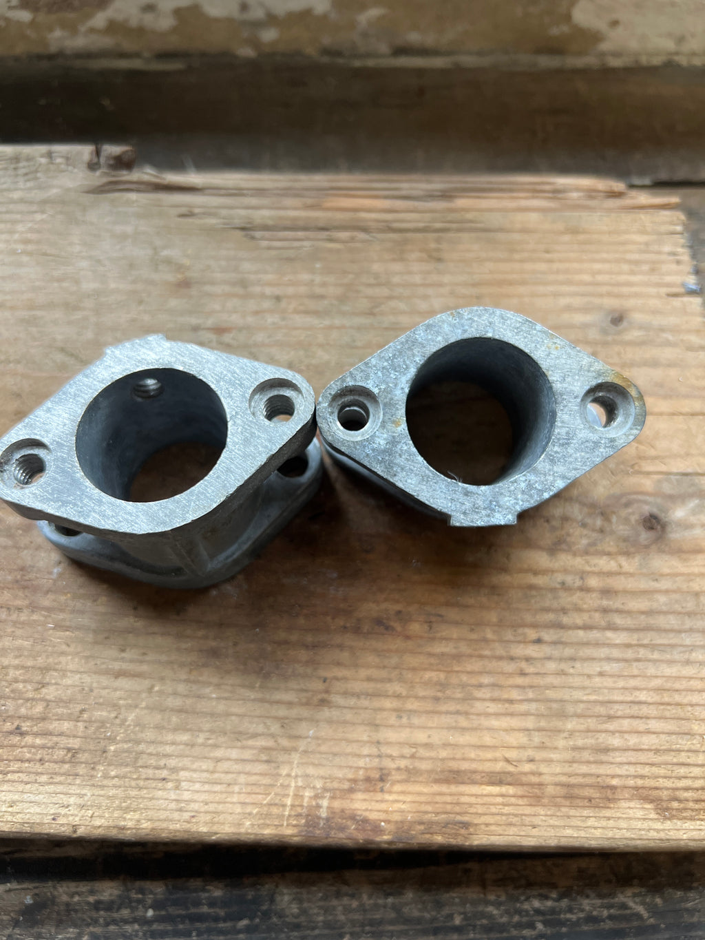 Triumph unit Twins bolt on angled inlet stubs NOS