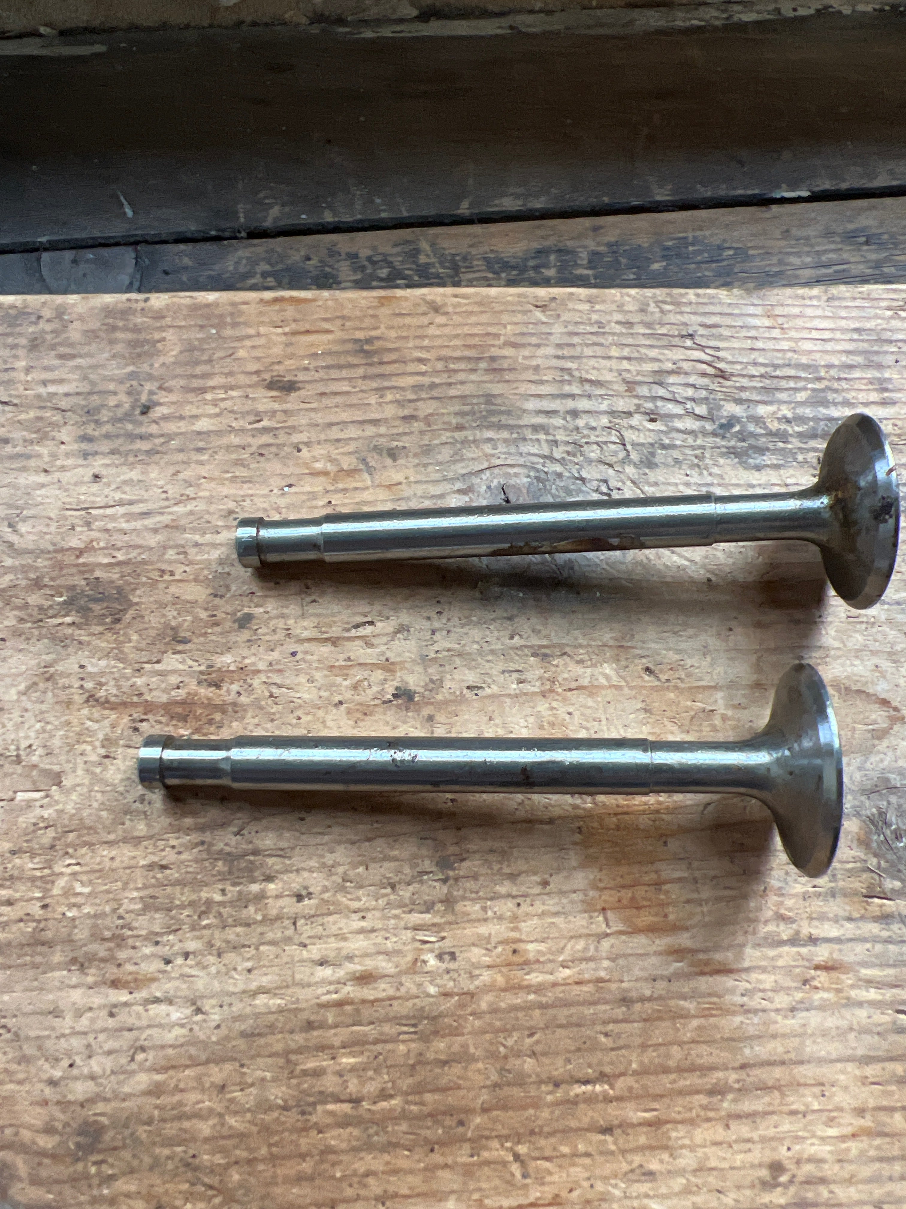 Triumph TRW 500cc Twin side valves EX W/D Inlet valves